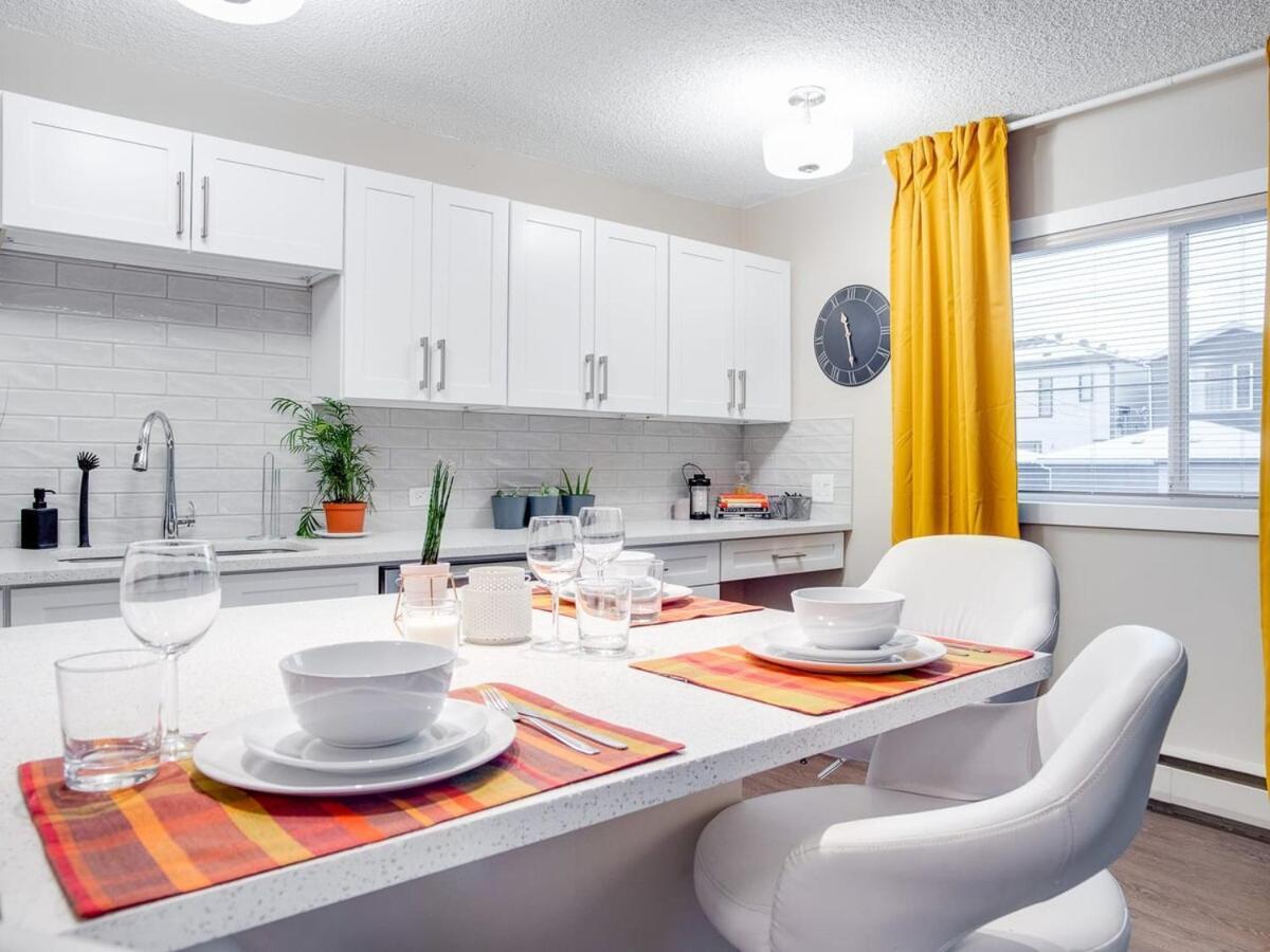 Gorgeous 2Br Condo W Parking Patio Coffee! YYC المظهر الخارجي الصورة