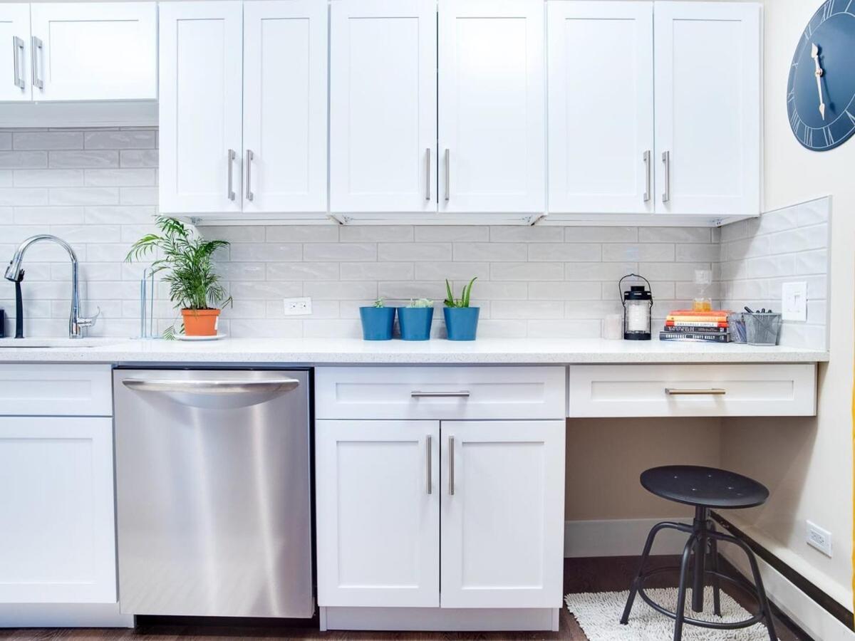 Gorgeous 2Br Condo W Parking Patio Coffee! YYC المظهر الخارجي الصورة