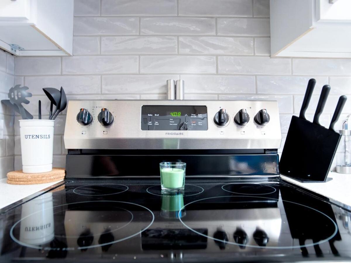 Gorgeous 2Br Condo W Parking Patio Coffee! YYC المظهر الخارجي الصورة