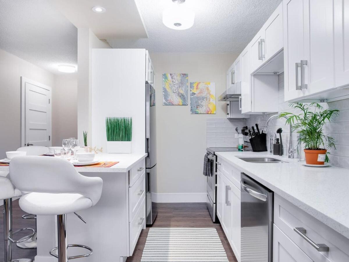 Gorgeous 2Br Condo W Parking Patio Coffee! YYC المظهر الخارجي الصورة