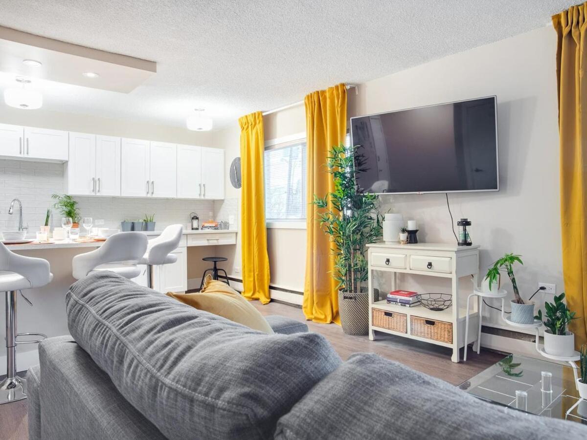 Gorgeous 2Br Condo W Parking Patio Coffee! YYC المظهر الخارجي الصورة