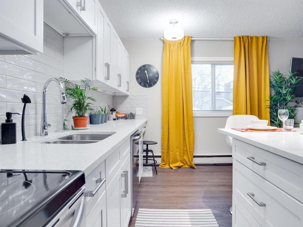 Gorgeous 2Br Condo W Parking Patio Coffee! YYC المظهر الخارجي الصورة