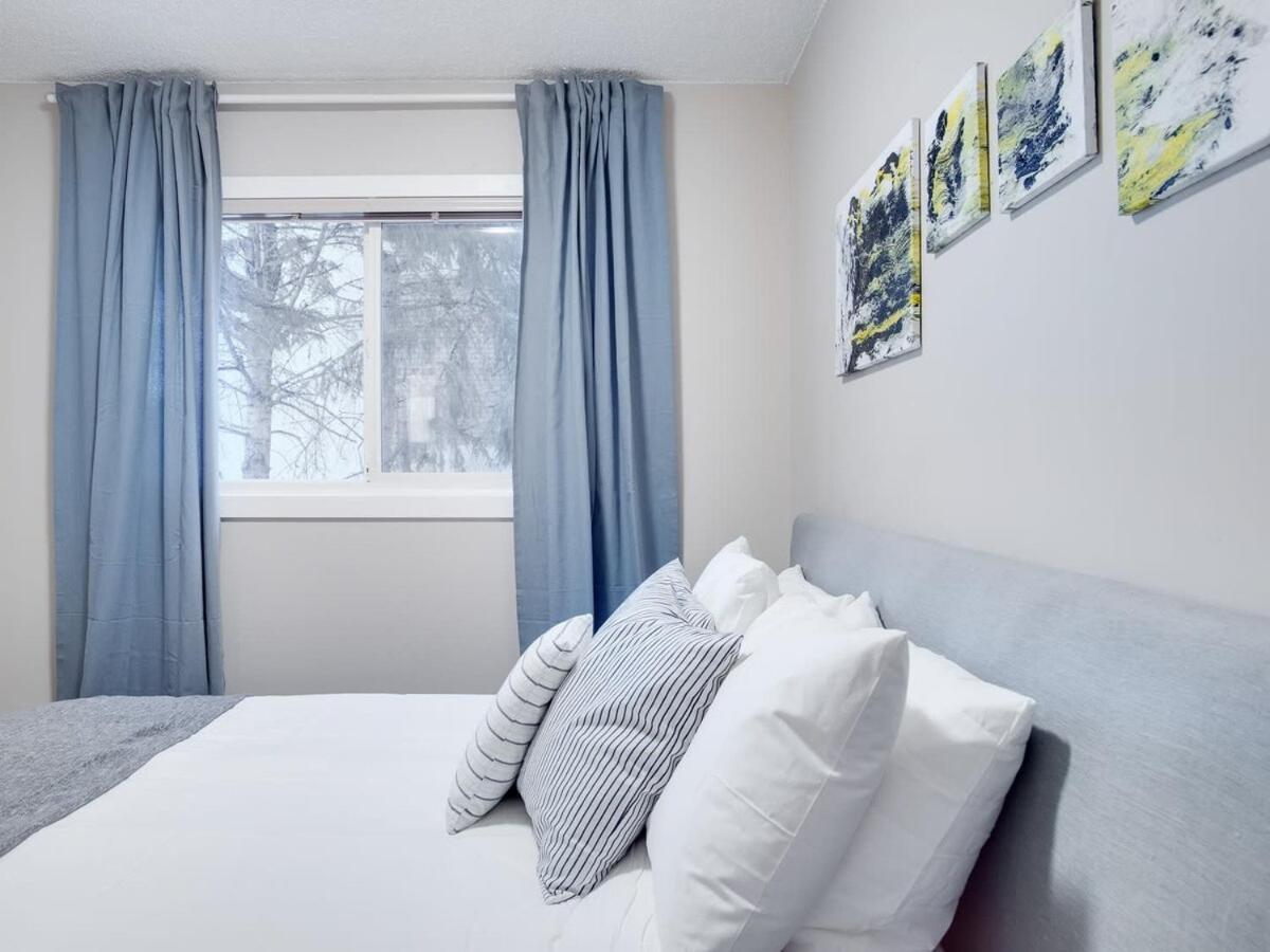 Gorgeous 2Br Condo W Parking Patio Coffee! YYC المظهر الخارجي الصورة
