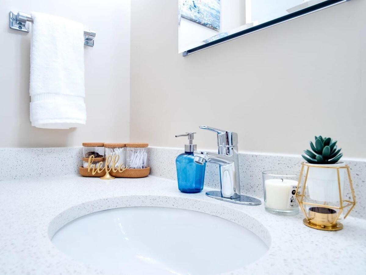 Gorgeous 2Br Condo W Parking Patio Coffee! YYC المظهر الخارجي الصورة