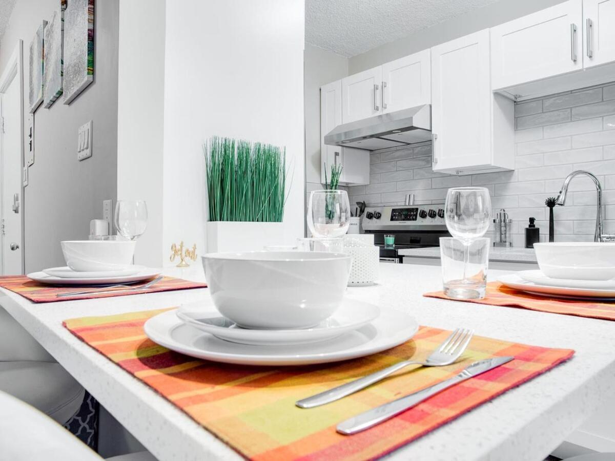 Gorgeous 2Br Condo W Parking Patio Coffee! YYC المظهر الخارجي الصورة