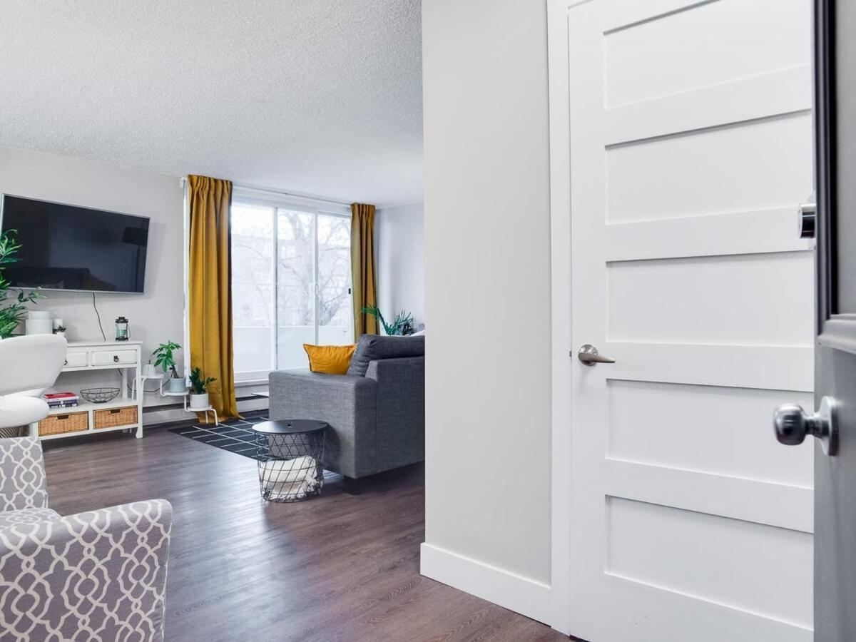 Gorgeous 2Br Condo W Parking Patio Coffee! YYC المظهر الخارجي الصورة