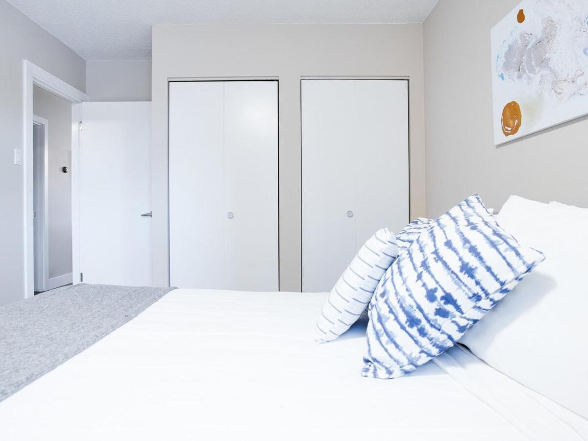 Gorgeous 2Br Condo W Parking Patio Coffee! YYC المظهر الخارجي الصورة