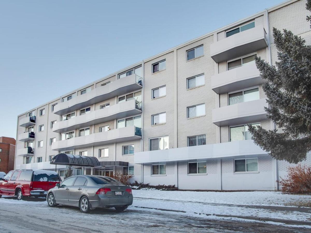 Gorgeous 2Br Condo W Parking Patio Coffee! YYC المظهر الخارجي الصورة