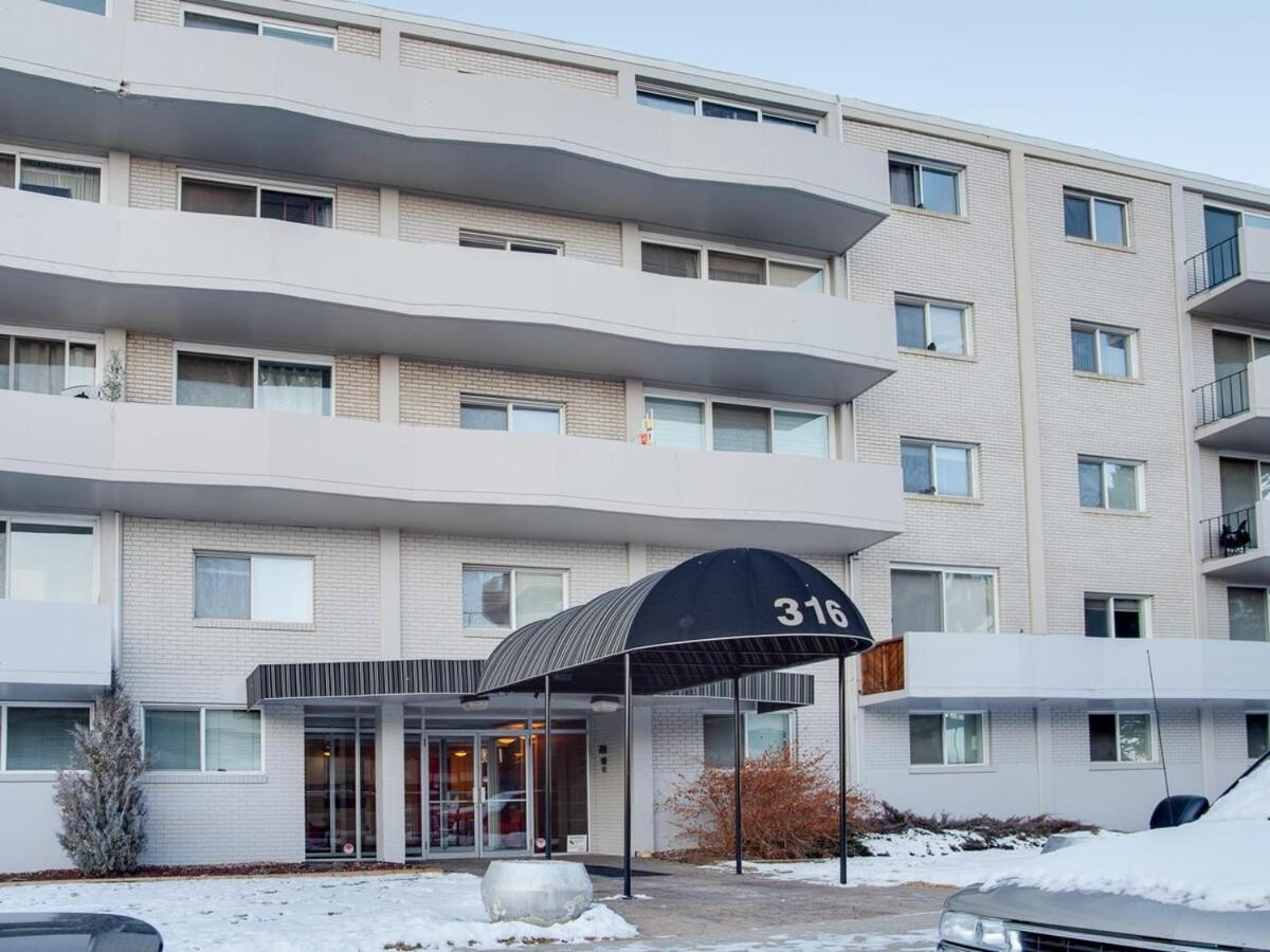 Gorgeous 2Br Condo W Parking Patio Coffee! YYC المظهر الخارجي الصورة