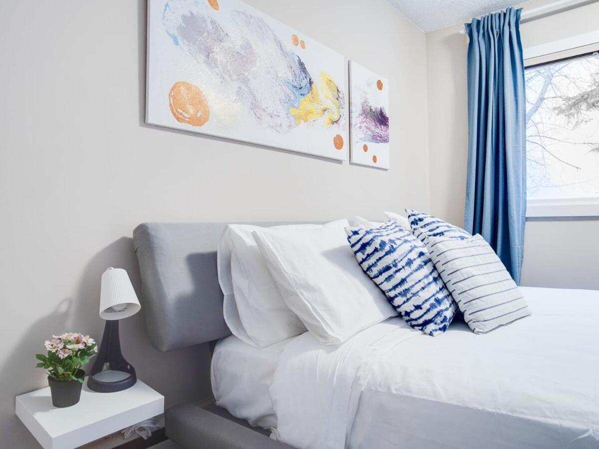Gorgeous 2Br Condo W Parking Patio Coffee! YYC المظهر الخارجي الصورة