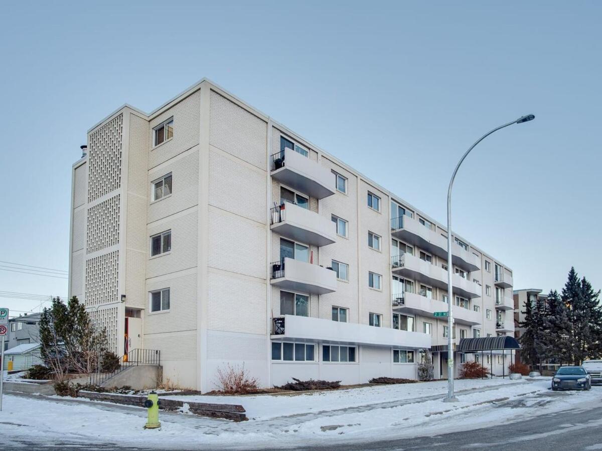 Gorgeous 2Br Condo W Parking Patio Coffee! YYC المظهر الخارجي الصورة