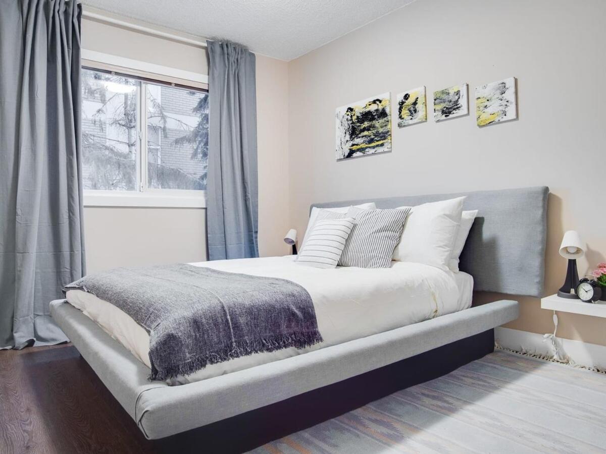 Gorgeous 2Br Condo W Parking Patio Coffee! YYC المظهر الخارجي الصورة