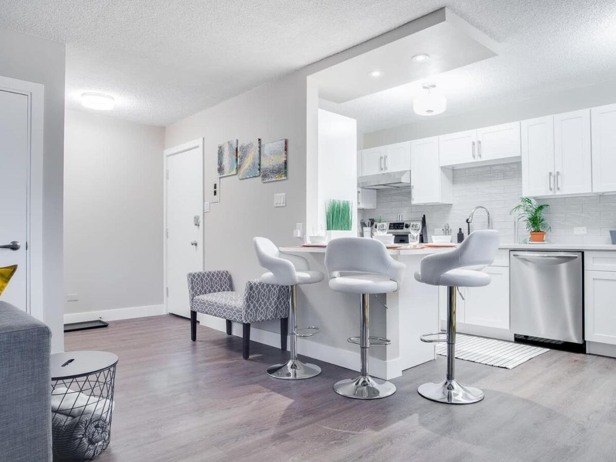 Gorgeous 2Br Condo W Parking Patio Coffee! YYC المظهر الخارجي الصورة