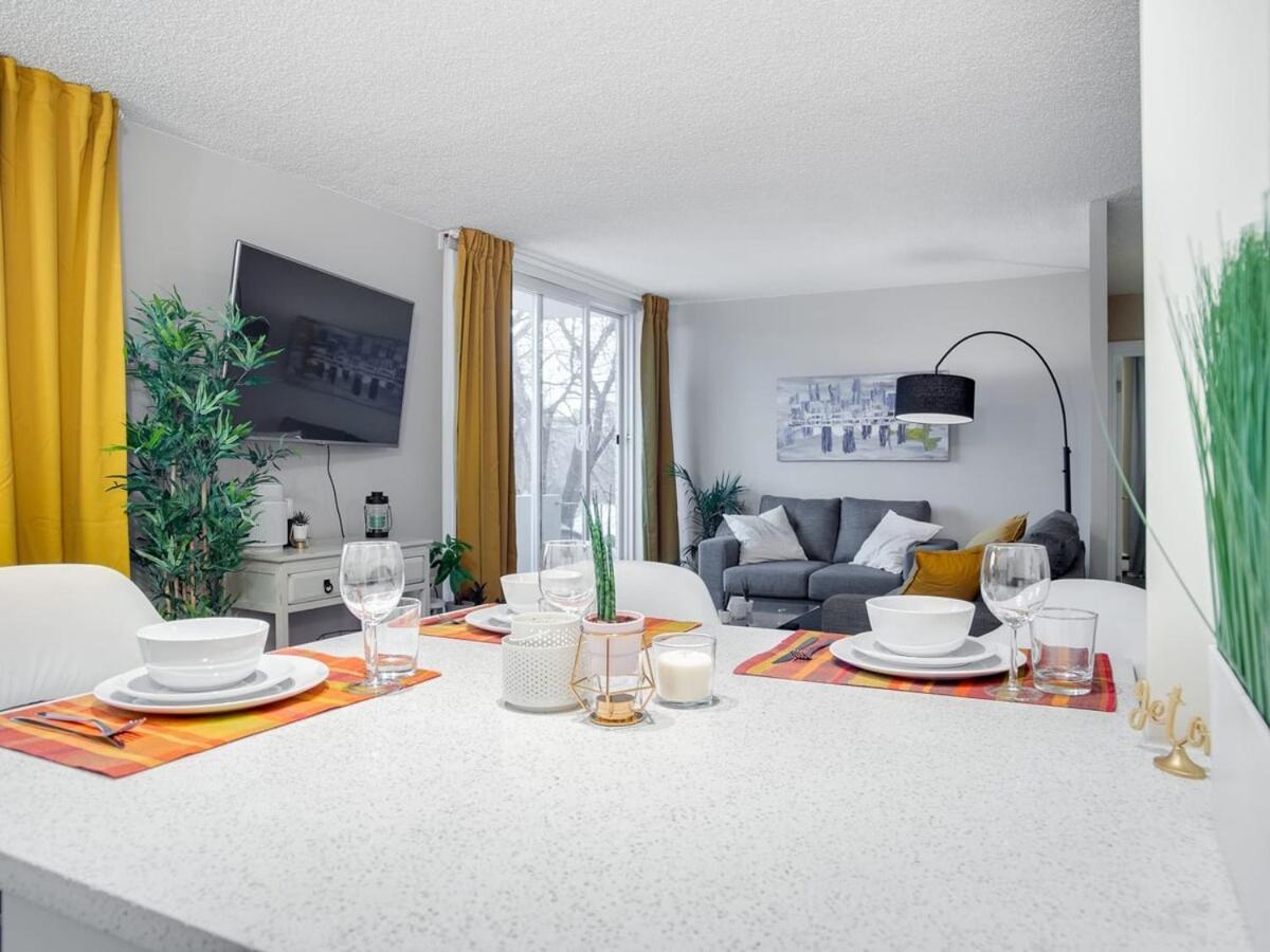 Gorgeous 2Br Condo W Parking Patio Coffee! YYC المظهر الخارجي الصورة