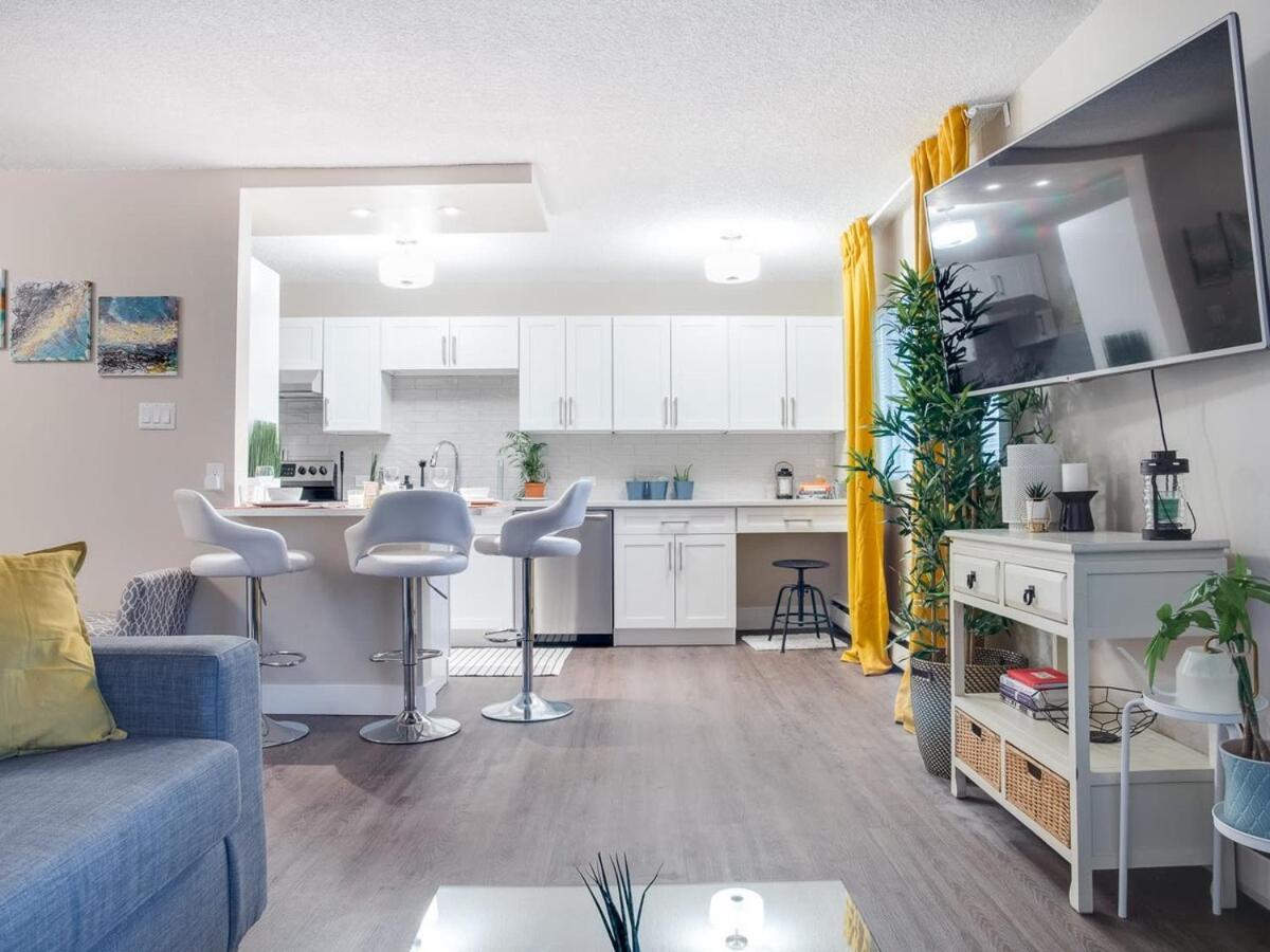 Gorgeous 2Br Condo W Parking Patio Coffee! YYC المظهر الخارجي الصورة