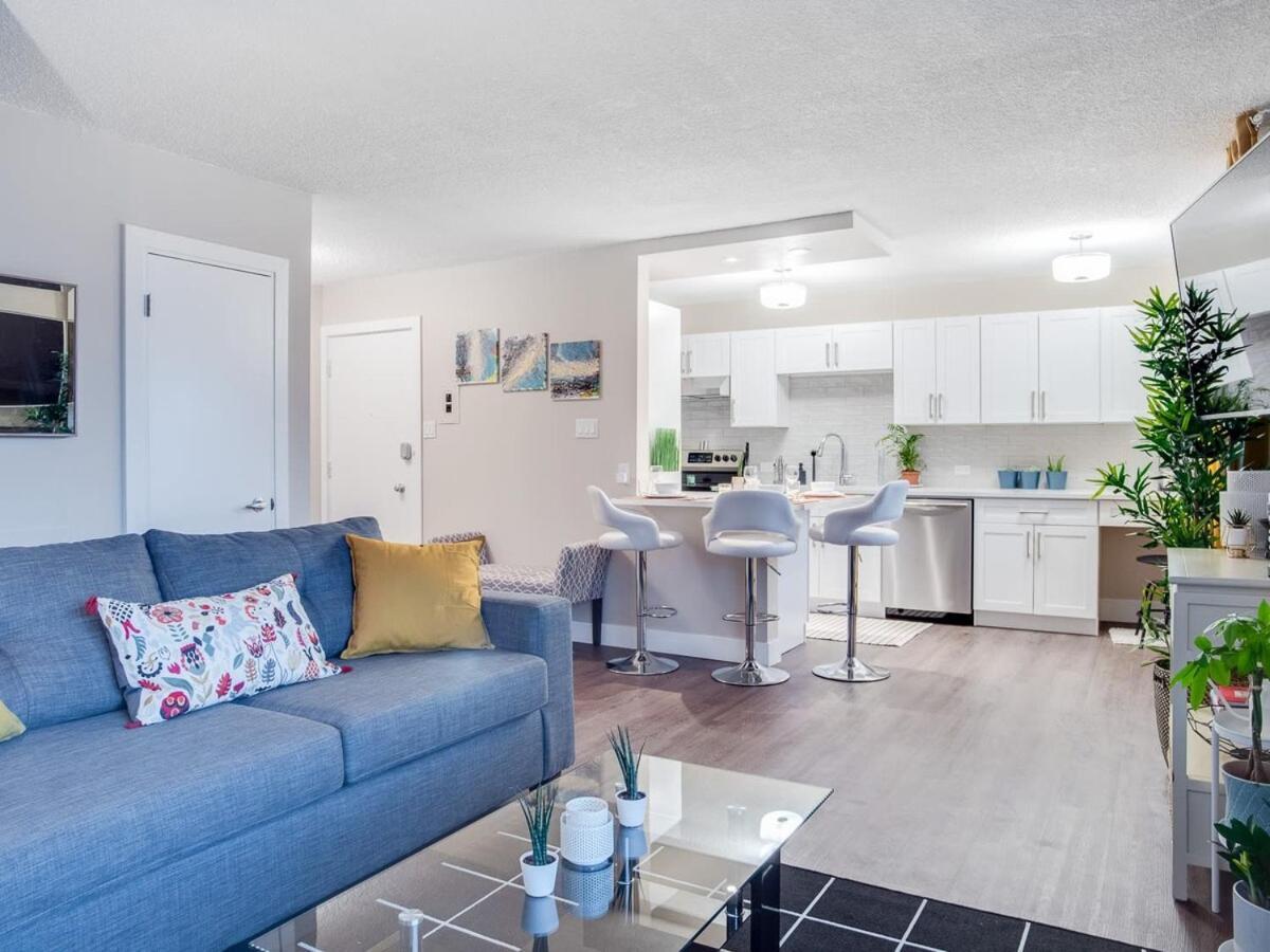 Gorgeous 2Br Condo W Parking Patio Coffee! YYC المظهر الخارجي الصورة