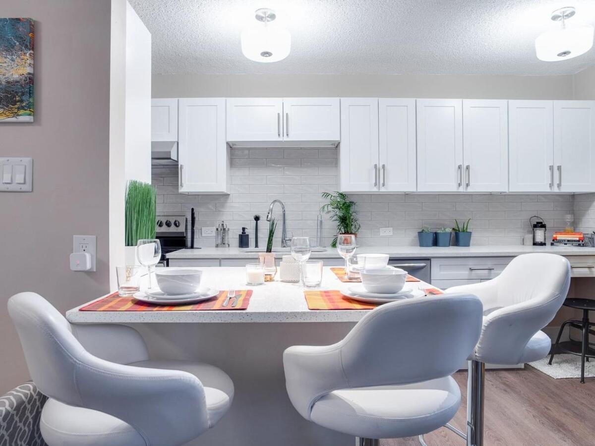 Gorgeous 2Br Condo W Parking Patio Coffee! YYC المظهر الخارجي الصورة