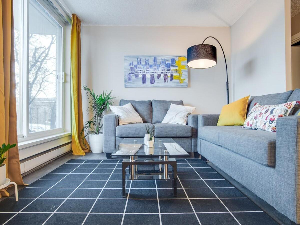 Gorgeous 2Br Condo W Parking Patio Coffee! YYC المظهر الخارجي الصورة